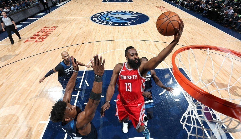 NBA季后赛焦点战，詹姆斯50分创纪录助湖人险胜